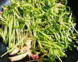 ニンニク香る豆苗とベーコンとエリンギ炒め作り方4写真