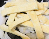 簡単●薄揚げ＆玉ネギでできるキツネ玉子丼作り方1写真