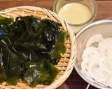 新玉ねぎと生わかめの酢味噌サラダ作り方1写真