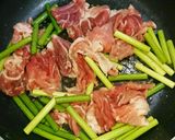 ニンニクの茎と豚肉の簡単!炒めもの作り方1写真