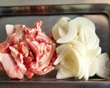 豚バラ肉と玉ねぎのピリ辛味噌煮込み作り方1写真