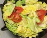 春キャベツとトマトのガーリックバター炒め作り方3写真