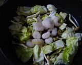 キャベツとエビのアンチョビパスタ作り方1写真