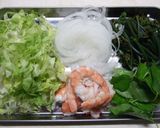 ワラビと新玉ねぎとエビの生春まきサラダ作り方1写真