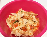 蒸し鶏とトマトの生姜だれ和え。作り方2写真