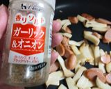 えりんぎとウインナーのガリバタ作り方4写真