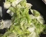 節約うまっ！豚レタスのマヨポン炒め♪作り方3写真