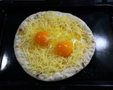 とっても簡単！チーズたまごピザ作り方1写真