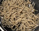 冷たい蕎麦でオクラのペペロンチーノ作り方2写真