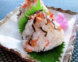 お弁当に★干し海老と塩昆布のおにぎり作り方3写真