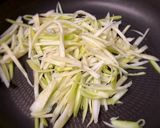 簡単常備菜 大根の皮キンピラ作り方1写真