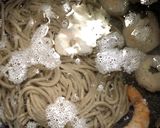冷凍海老と温玉で冷たい釜玉蕎麦作り方1写真