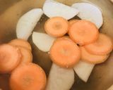 鶏肉と寄せ合わせ小さい野菜たくさん鍋作り方2写真