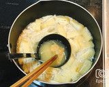 本だしで簡単！えのきと油揚げの味噌汁作り方2写真