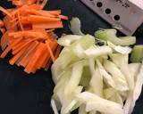 セロリと人参としめじの味噌マヨ炒め＊作り方1写真