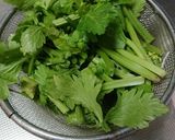 ★ｾﾛﾘの葉と豚バラと大根の中華風炒め★作り方1写真