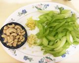 セロリとカシュウナッツの炒め物作り方1写真