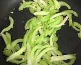 セロリとカシュウナッツの炒め物作り方5写真