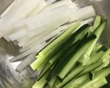 蒸し鶏と胡瓜の塩昆布サラダ作り方2写真