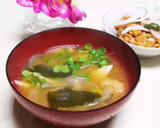 玉ねぎとしめじとワカメの味噌汁作り方11写真