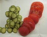 材料4つ★トマトとキュウリのお花サラダ作り方1写真
