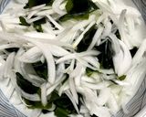玉ねぎワカメ韓国海苔のサラダ作り方3写真