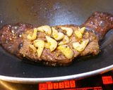 サガリのにんにくステーキ。作り方4写真