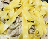豚こま切れ肉とキノコの生クリームパスタ作り方3写真