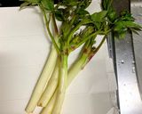 うどの茎できんぴら&ウドの葉で胡麻和え作り方1写真
