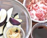 豚こま切れ肉となすの生姜照り焼き作り方1写真