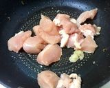 簡単、絶品鶏とｴﾉｷのﾆﾝﾆｸ醤油炒め♬作り方2写真