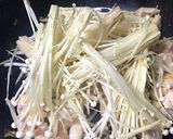 簡単、絶品鶏とｴﾉｷのﾆﾝﾆｸ醤油炒め♬作り方4写真