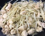簡単、絶品鶏とｴﾉｷのﾆﾝﾆｸ醤油炒め♬作り方5写真