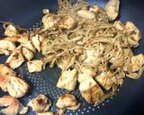 簡単、絶品鶏とｴﾉｷのﾆﾝﾆｸ醤油炒め♬作り方8写真