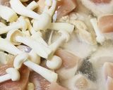 鶏ガラスープの素●鶏肉&茸の塩ネギ玉雑炊作り方1写真