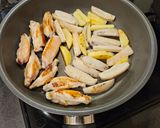 鶏手羽中とれんこんの黒胡椒炒め♪作り方5写真