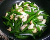 鶏ささみとスナップえんどうのピリ辛炒め作り方5写真
