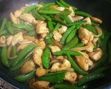 鶏ささみとスナップえんどうのピリ辛炒め作り方7写真