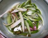 山ウドの茎の味噌汁（＾＾）作り方2写真