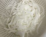 玉ねぎと韓国海苔とワカメのサラダ卵黄載せ作り方2写真