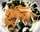 玉ねぎと韓国海苔とワカメのサラダ卵黄載せ作り方4写真