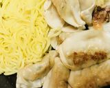 シンプル●レトルト餃子＆タレ焼きそば作り方1写真