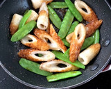 絹さやとちくわ、バター焦がし醤油炒め♪作り方13写真