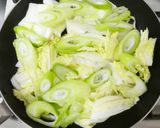 塩麹漬け鶏むね肉白菜白葱のフライパン蒸し作り方5写真