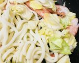 カニカマとキャベツのごまダレ焼きうどん作り方2写真