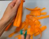 ピーラーで人参を削ぐ 具がいっぱい豚汁作り方2写真
