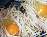 簡単に♪もやし・ベーコン・卵の巣籠もり作り方2写真