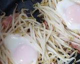 簡単に♪もやし・ベーコン・卵の巣籠もり作り方4写真
