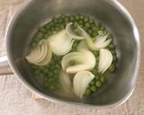 エンドウ豆と新玉ねぎの卵とじ作り方1写真