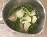 エンドウ豆と新玉ねぎの卵とじ作り方1写真